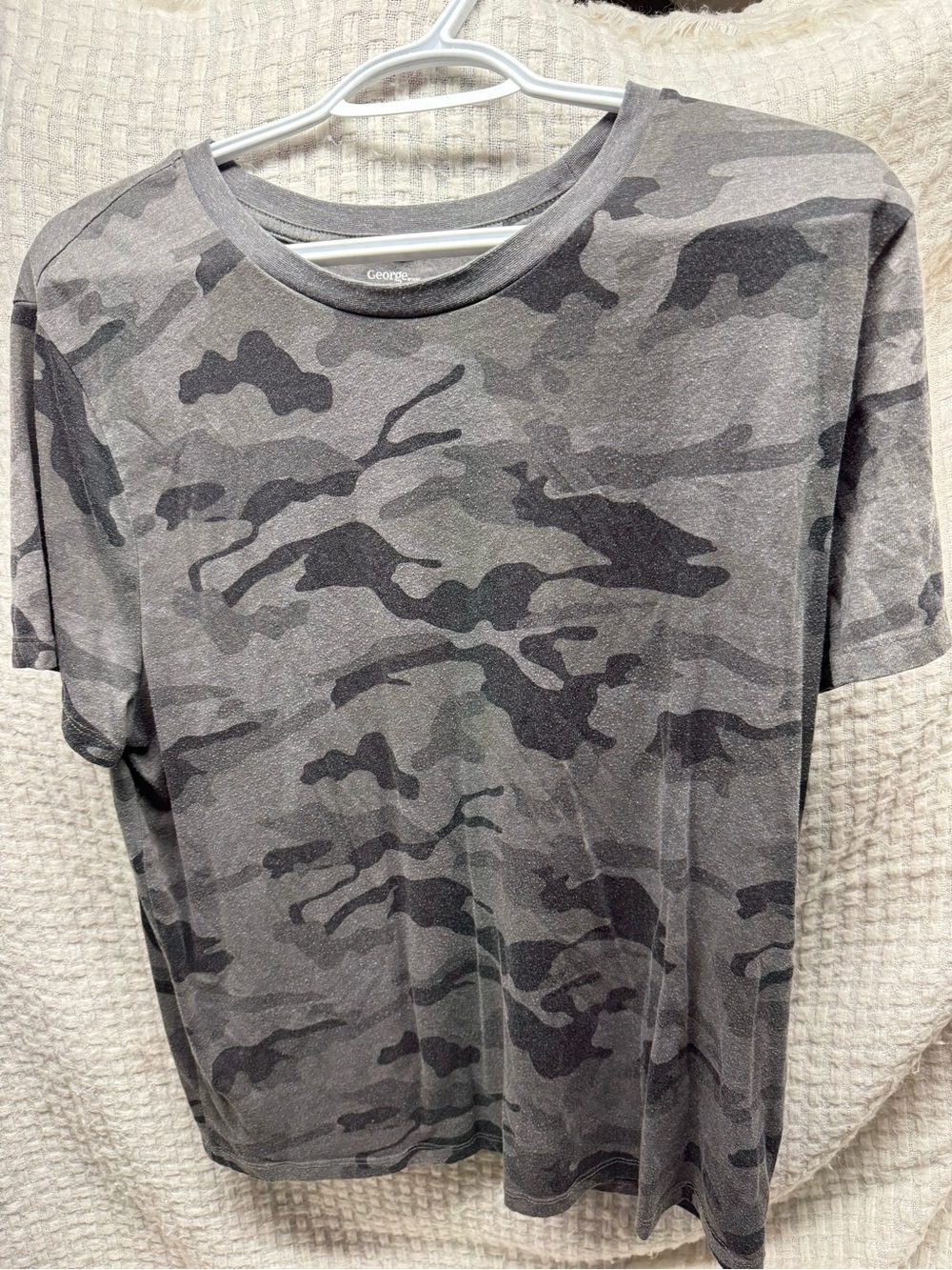 Womenโs Camouflage Short Sleeve Tees